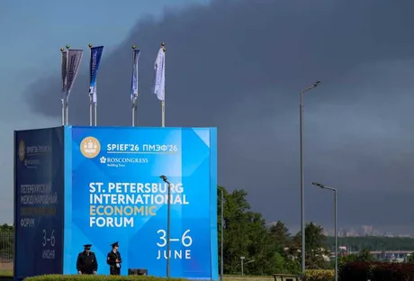 Semnele Forumului de la Sankt Petersburg în fața unui cer întunecat.