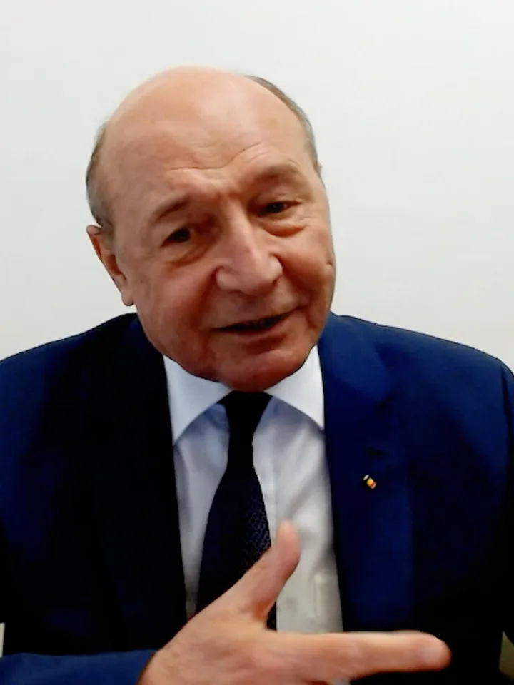 Traian Băsescu discută despre criza carburanților și aprovizionarea cu țiței.