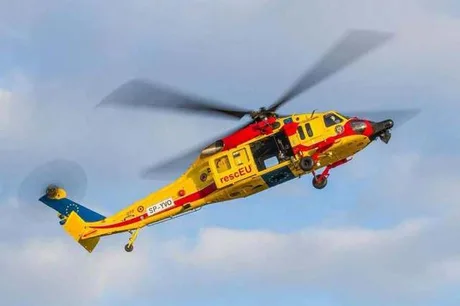 Elicopter Black Hawk în acțiune pentru stingerea incendiilor în Serbia.