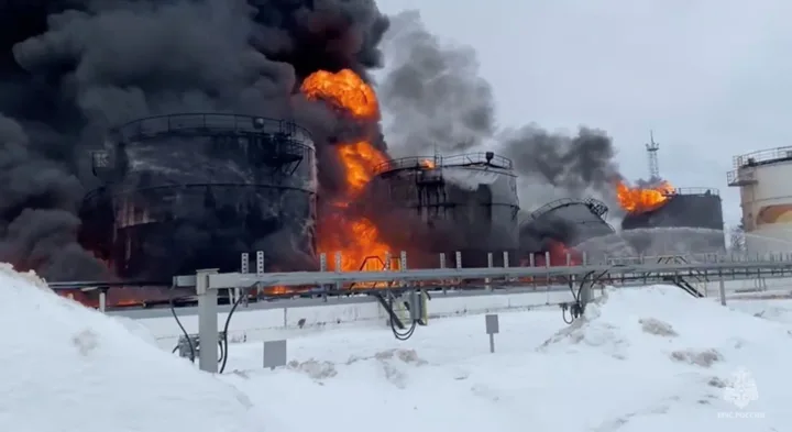 Incendiu la un depozit de combustibil în Krasnodar, fum și flăcări.