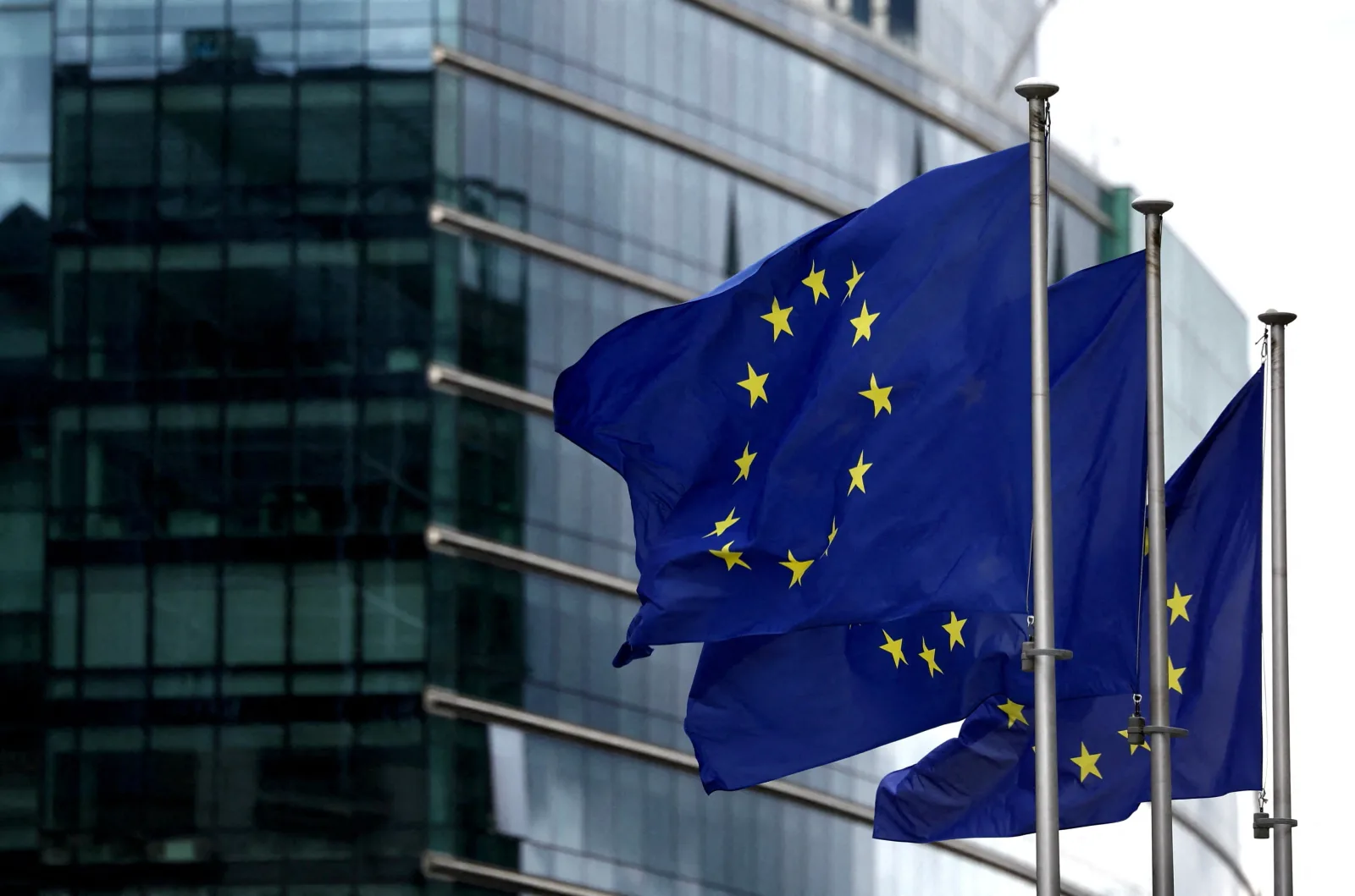 Steagurile Uniunii Europene fluturând în Bruxelles, simbolizând sprijinul pentru Liban.