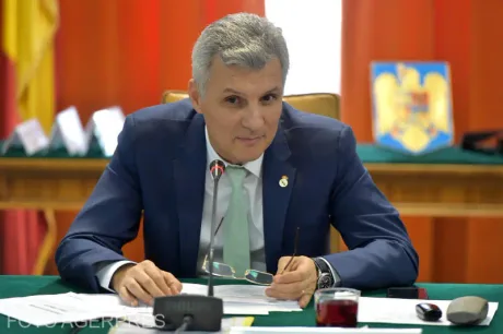 Adrian Veștea la o întâlnire oficială, discutând despre guvernare.