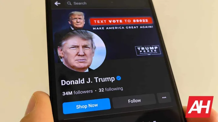 Donald Trump discutând despre reglementarea inteligenței artificiale pe un telefon mobil.