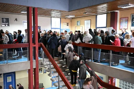 Oamenii așteaptă la coadă pentru a vota în Belgrad.