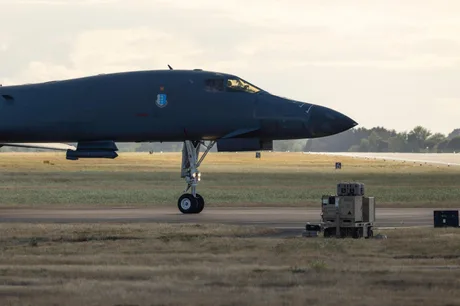 Avion militar pe pista bazei RAF Fairford, în context de securitate sporită.