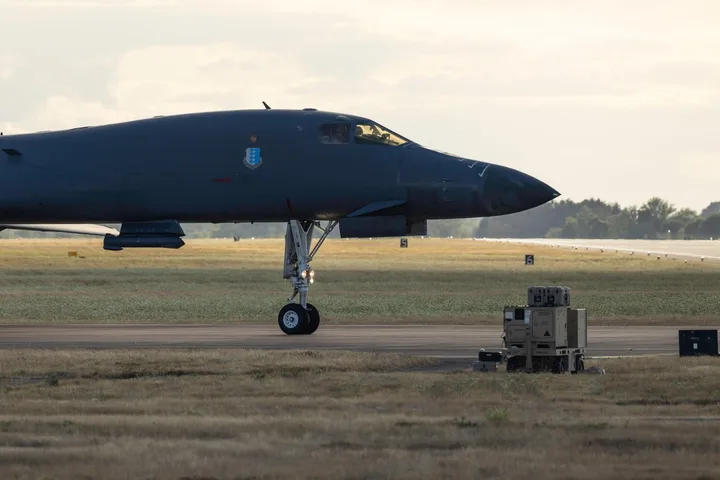 Avion militar pe pista bazei RAF Fairford, în context de securitate sporită.