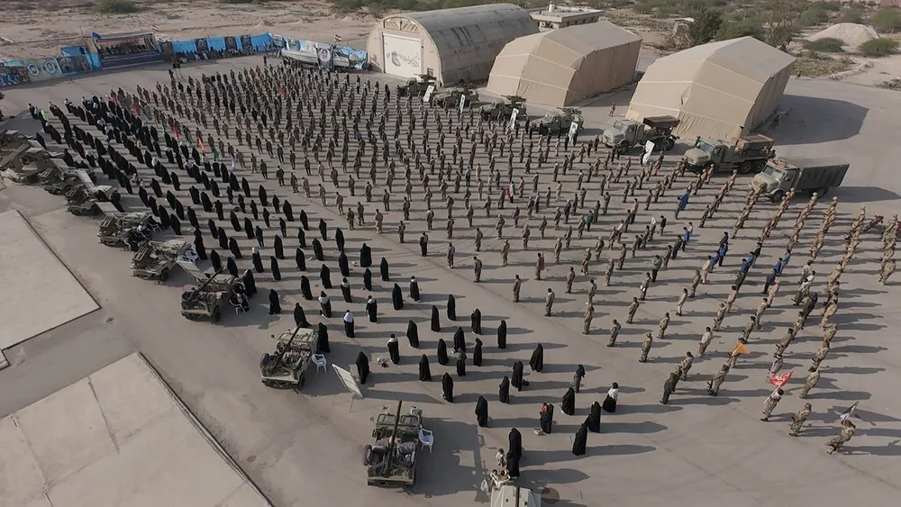 Exercițiu militar în Iran, cu soldați și echipamente de apărare.