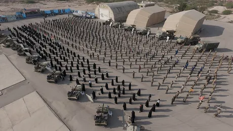 Exercițiu militar în Iran, cu soldați și echipamente de apărare.