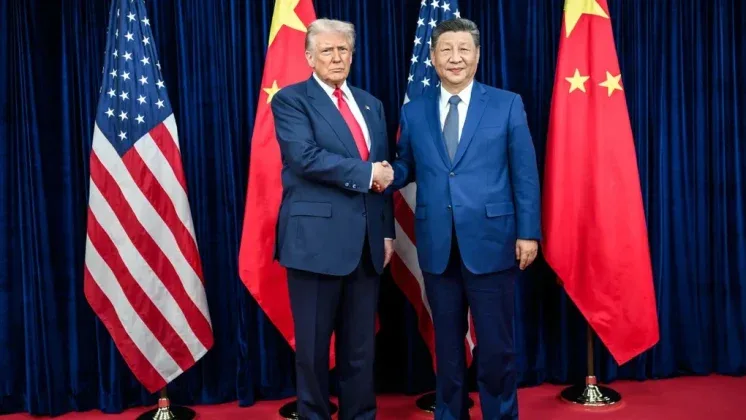 Liderii SUA și China discutând despre relațiile comerciale și cooperare.
