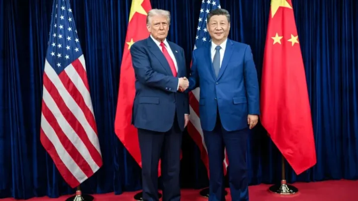 Liderii SUA și China discutând despre relațiile comerciale și cooperare.