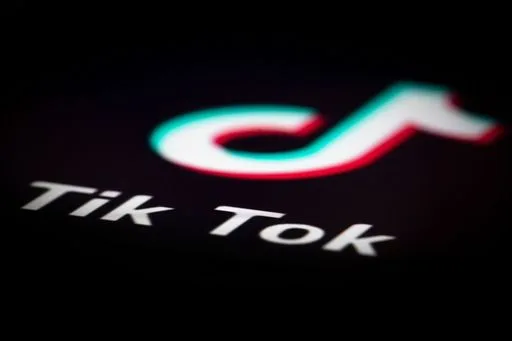 Logo-ul TikTok pe un fundal întunecat, simbolizând popularitatea platformei.