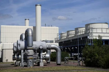 Instalație industrială pentru procesarea hidrocarburilor în Rusia.