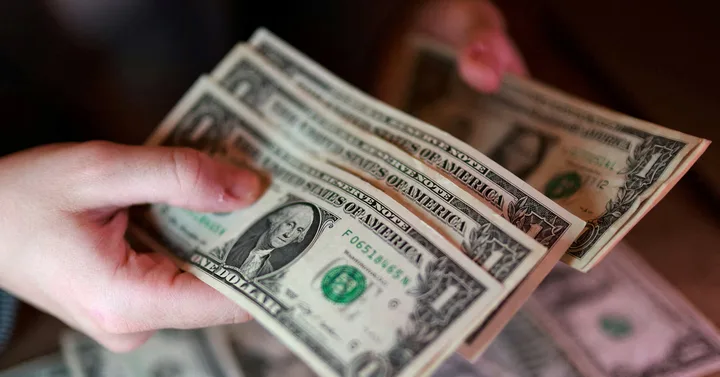 Dolarul american scade, iar investitorii caută monede mai riscante.