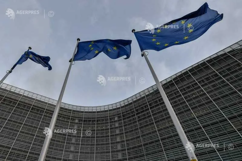 Steaguri ale Uniunii Europene fluturând în fața clădirii Comisiei Europene.
