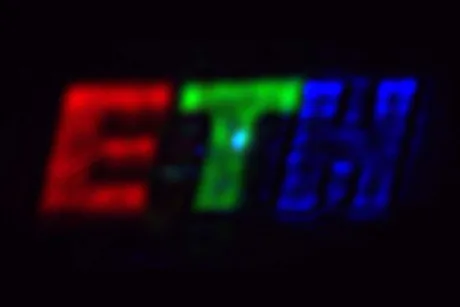 Un pixel inovator care emite și detectează lumină simultan.