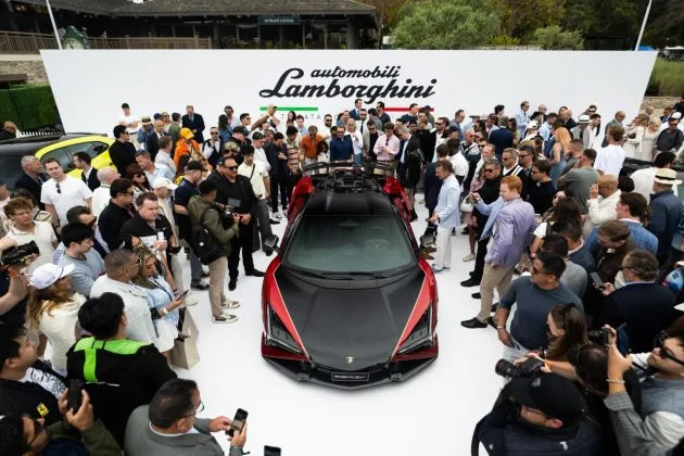 Prezentarea modelului Lamborghini Revuelto SV la Monterey Car Week 2026, cu mulți spectatori entuziasmați.