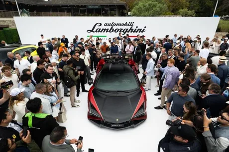 Prezentarea modelului Lamborghini Revuelto SV la Monterey Car Week 2026, cu mulți spectatori entuziasmați.