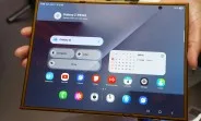 Un smartphone pliabil cu un ecran extins, prezentat în mână.