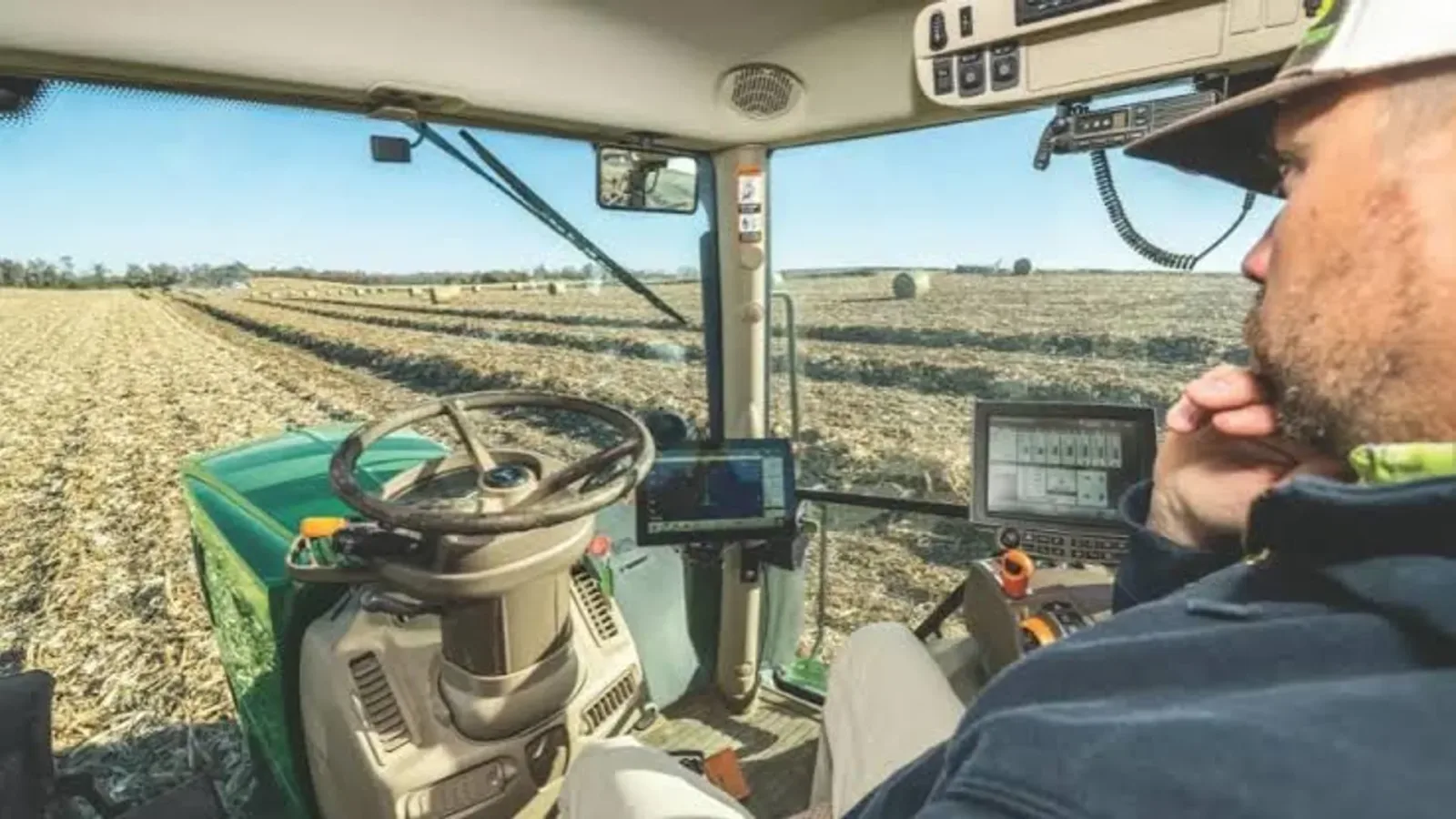 Interiorul unui tractor modern, pregătit pentru utilizare în agricultură.