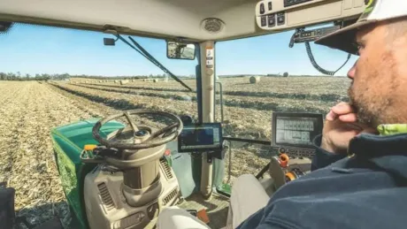 Interiorul unui tractor modern, pregătit pentru utilizare în agricultură.