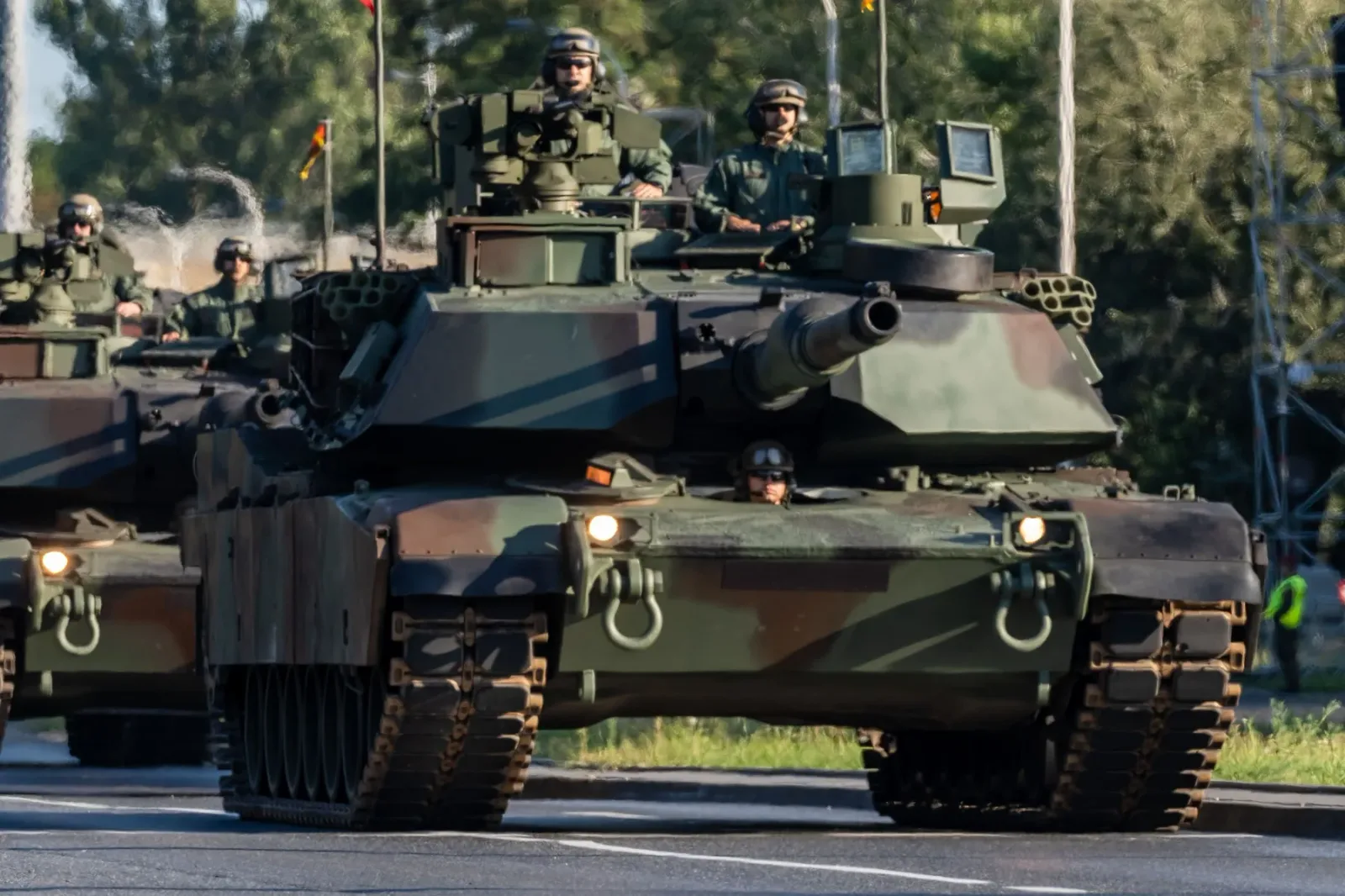 Tancuri militare în mișcare, simbolizând redistribuirea forțelor NATO în Europa.