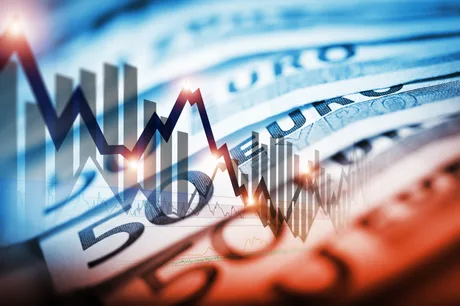 Grafice financiare și bancnote, simbolizând strategia de împrumut a României.