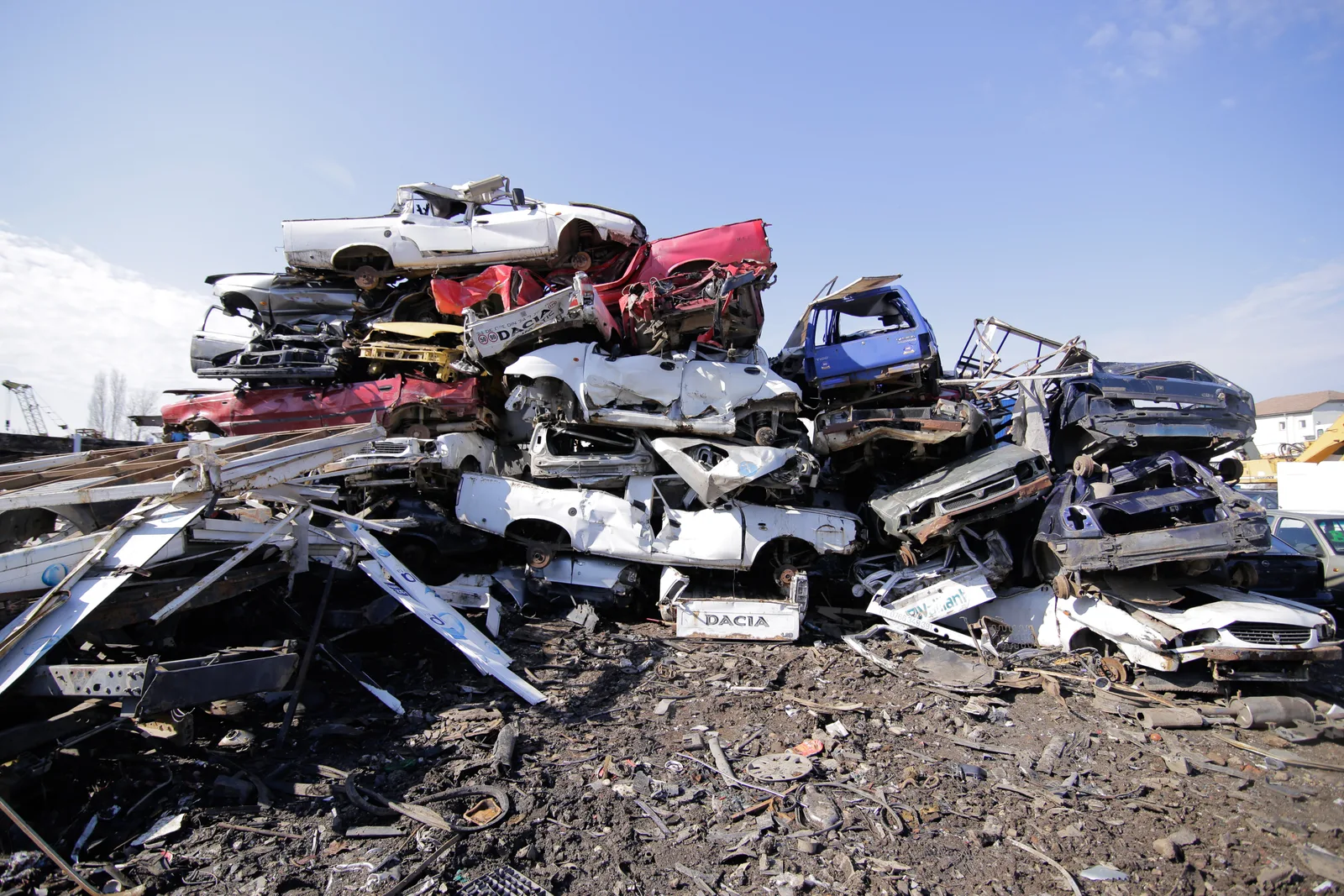 Munte de vehicule scoase din uz, pregătite pentru reciclare și demontare.