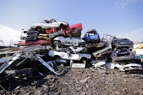 Munte de vehicule scoase din uz, pregătite pentru reciclare și demontare.