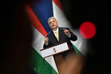 Viktor Orbán susține un discurs în fața susținătorilor săi la un eveniment politic.