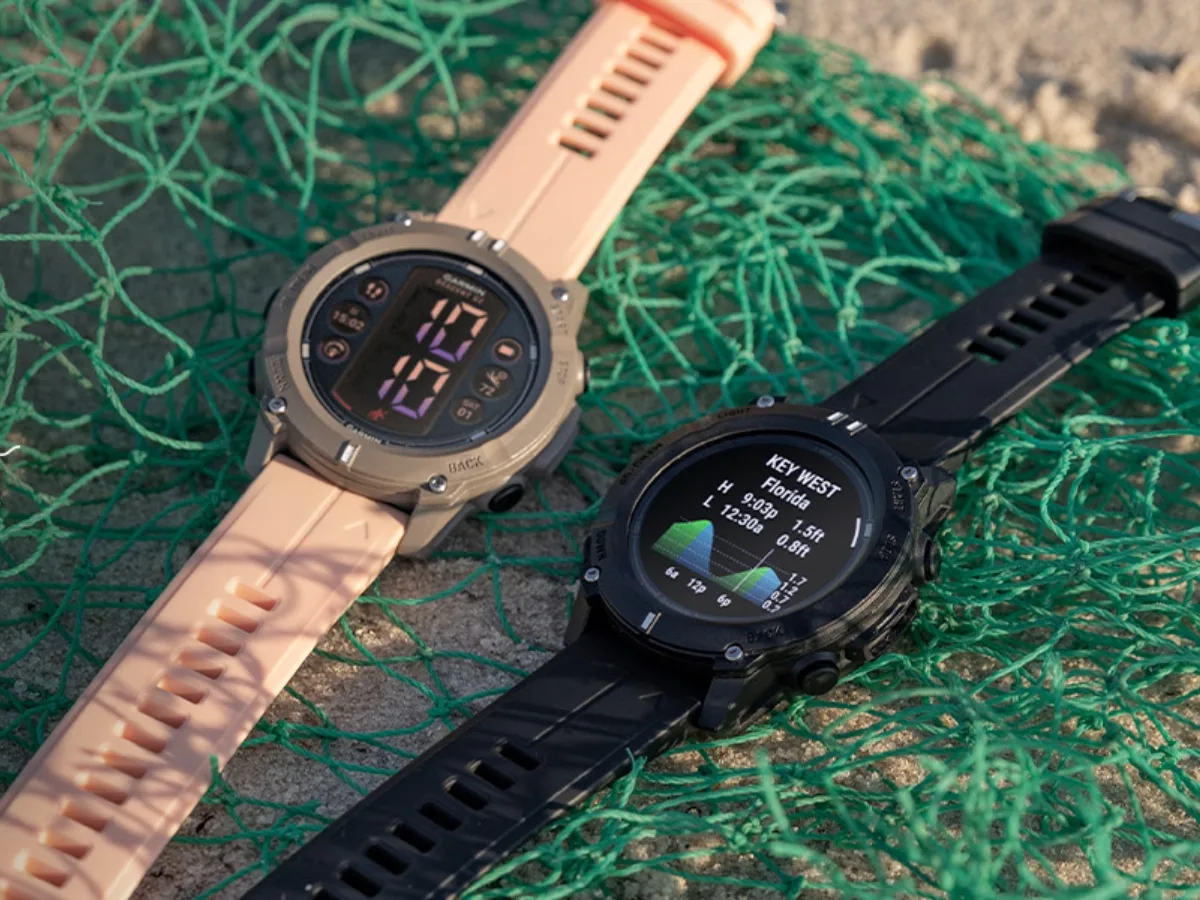 Dispozitive Garmin pe fundal de plasă de pescuit, evidențiind funcții noi.