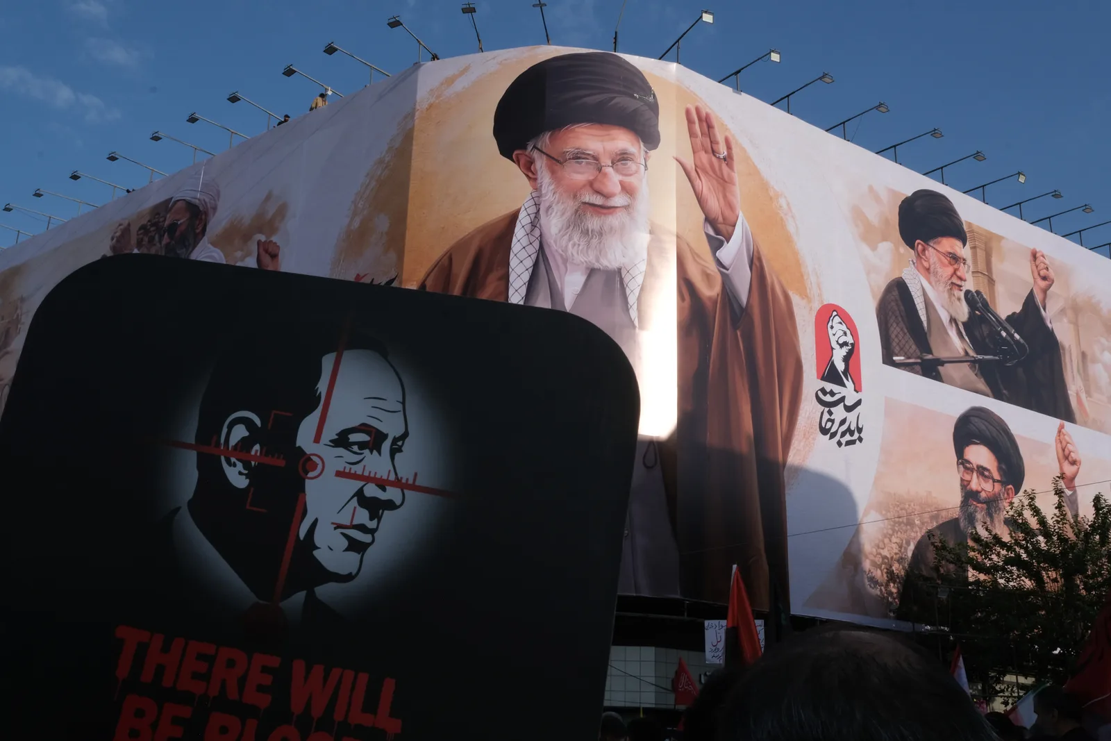 Protest în Iran cu imagini ale liderilor și mesaje politice puternice.