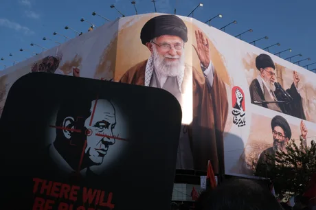 Protest în Iran cu imagini ale liderilor și mesaje politice puternice.