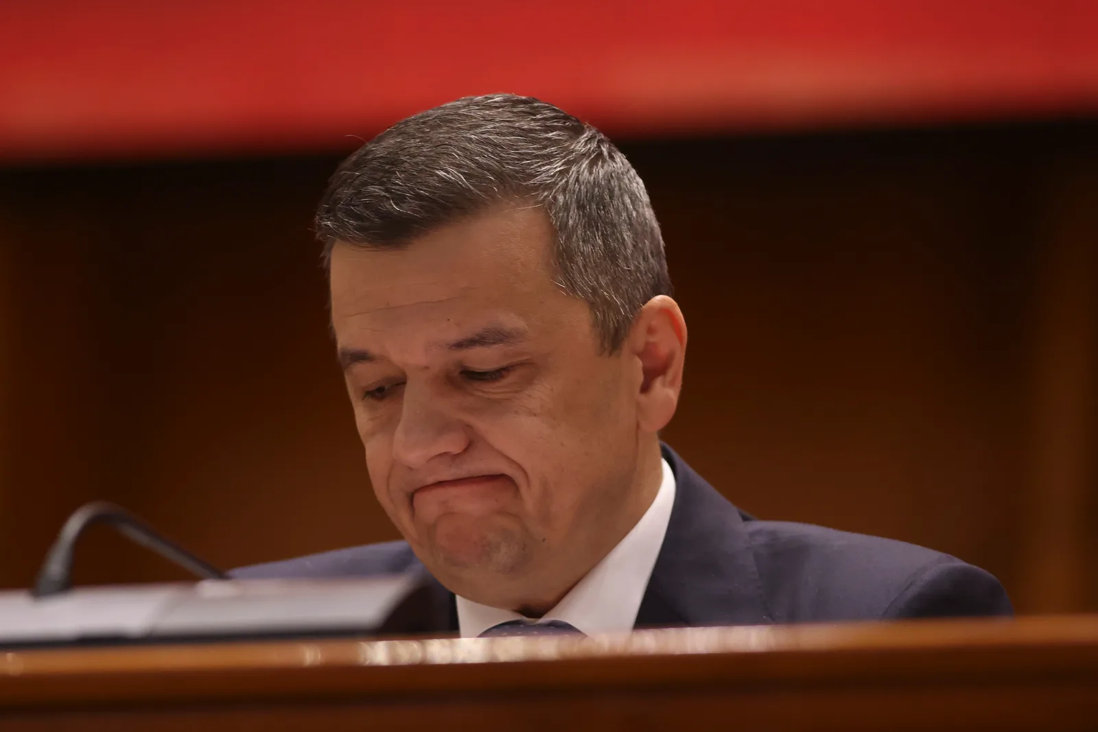 Sorin Grindeanu reflectând asupra negocierilor politice recente.