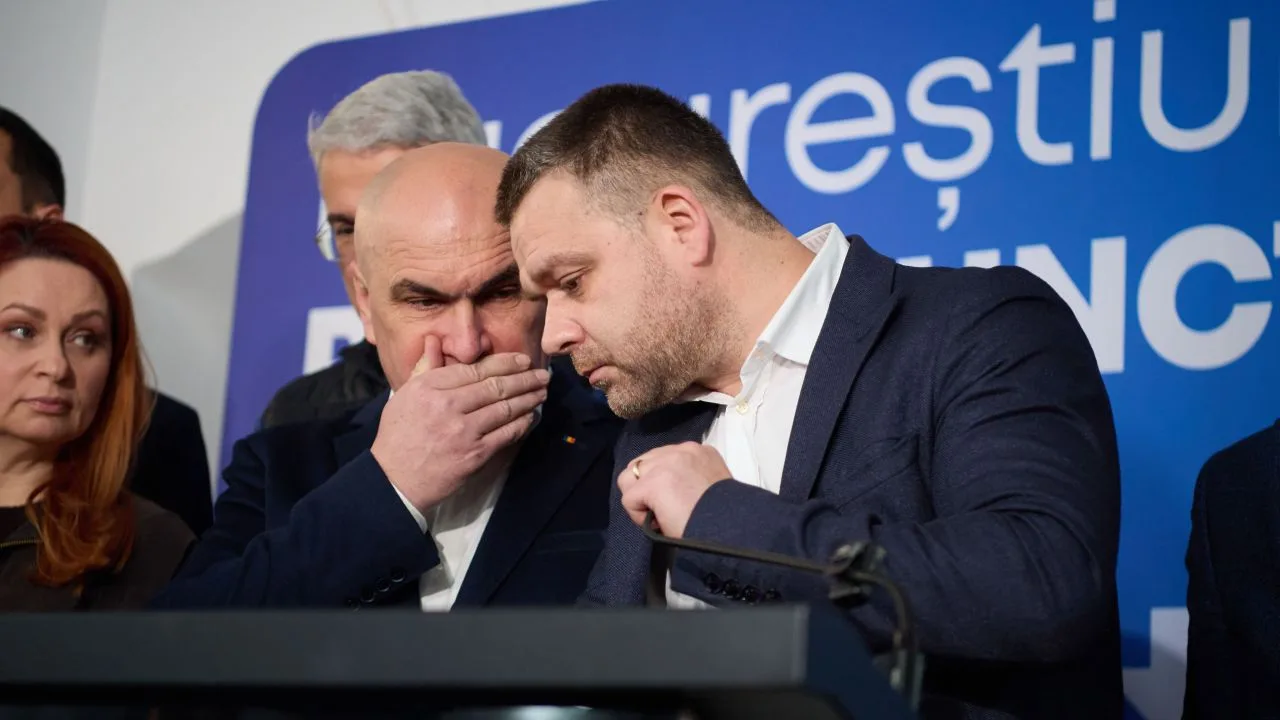 Ciprian Ciucu discută cu un coleg despre evenimentele recente din politică.