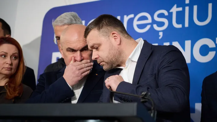 Ciprian Ciucu discută cu un coleg despre evenimentele recente din politică.