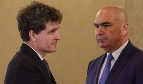 Conflictul dintre liderii PNL escaladează, afectând negocierile pentru un nou Guvern.
