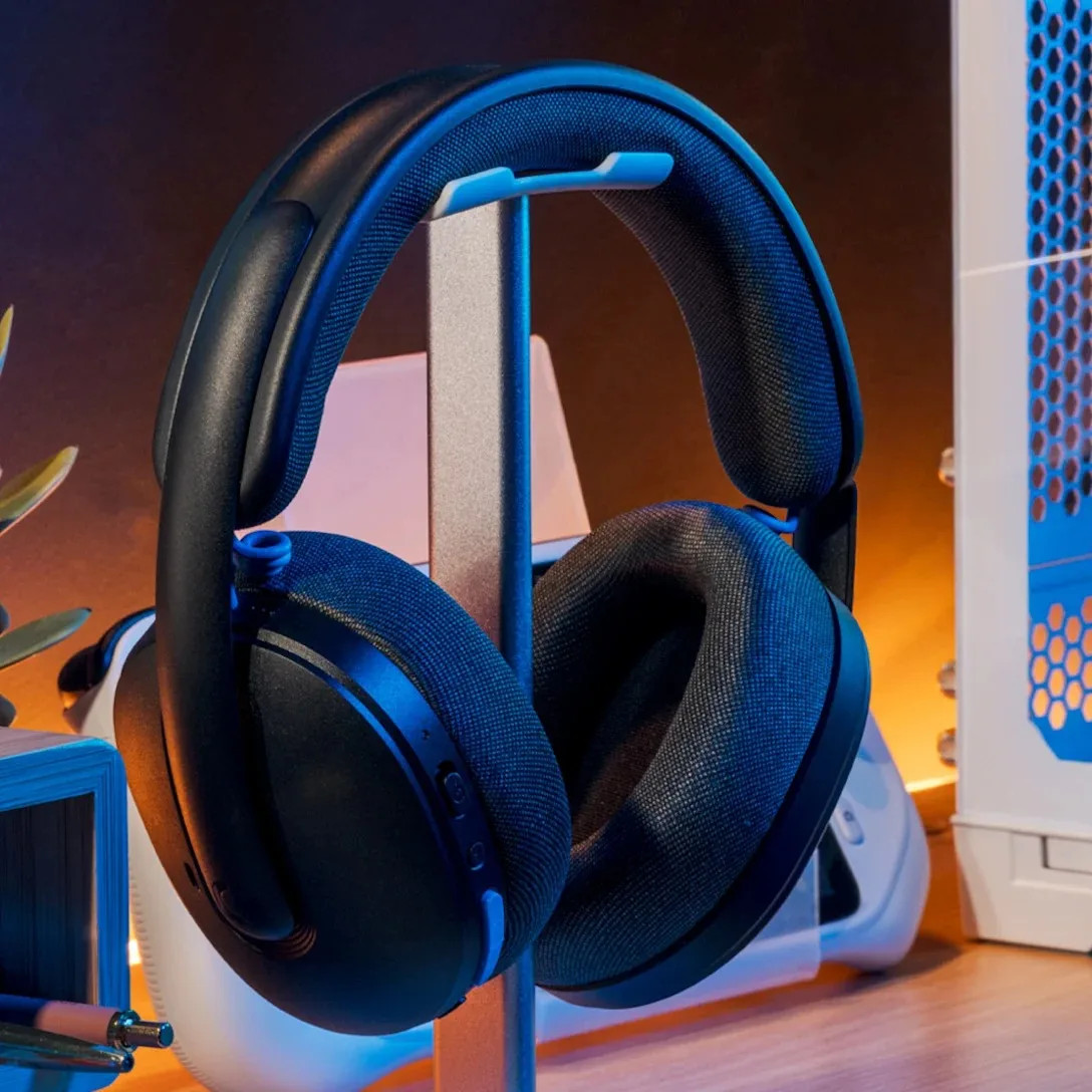 Headsetul G325 LIGHTSPEED pe un suport, evidențiind designul modern.