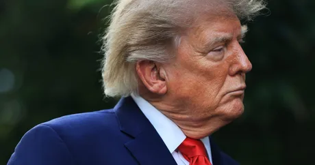 Donald Trump ascultând o discuție despre sprijinul pentru Ucraina.