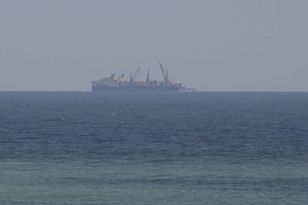 Vapor de transport gaze pe mare, în apropierea platformei Neptun Deep.