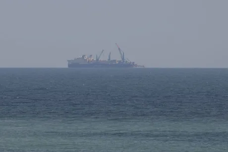 Vapor de transport gaze pe mare, în apropierea platformei Neptun Deep.