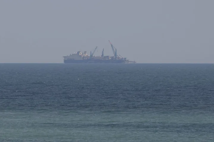 Vapor de transport gaze pe mare, în apropierea platformei Neptun Deep.