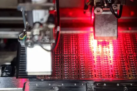 Cipuri laser pentru comunicații optice în proces de fabricație.