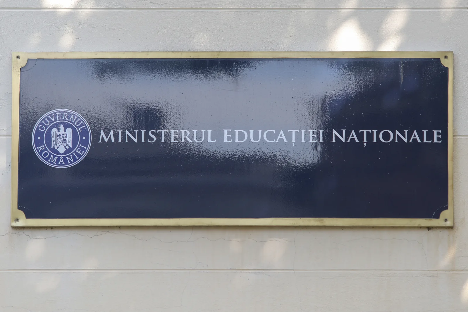 Placa Ministerului Educației Naționale, simbol al reformelor salariale pentru profesori.
