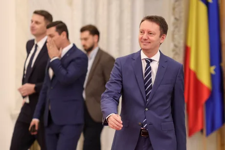 Siegfried Mureșan intră în sala de întâlnire, discutând despre guvernare.