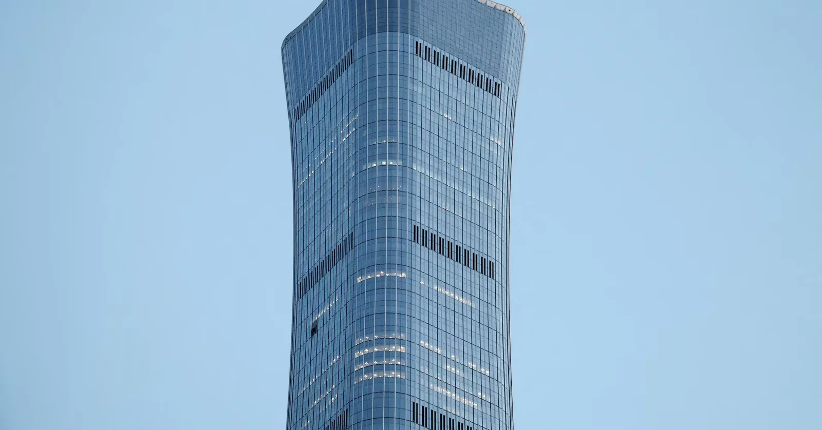 Turnul CITIC din Beijing, simbol al arhitecturii moderne, în lumina zilei.