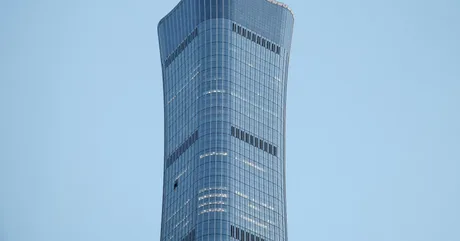 Turnul CITIC din Beijing, simbol al arhitecturii moderne, în lumina zilei.