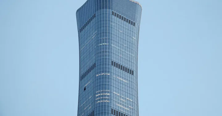 Turnul CITIC din Beijing, simbol al arhitecturii moderne, în lumina zilei.
