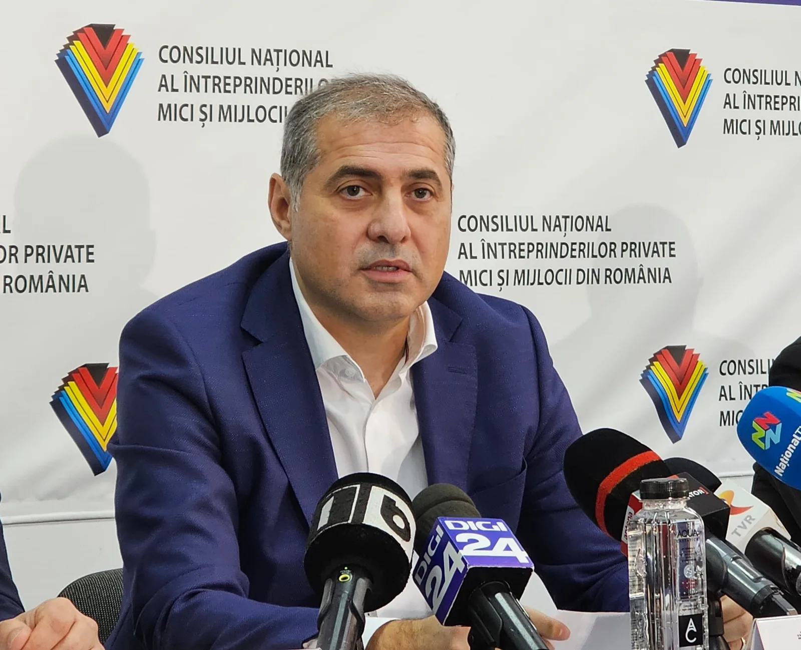 Florin Jianu discută despre reducerea accizelor la carburanți la o conferință.
