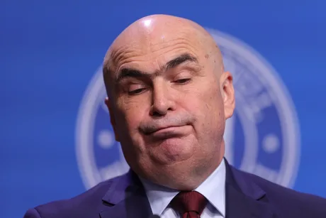 Reprezentant Ford explicând oprirea temporară a producției din România.