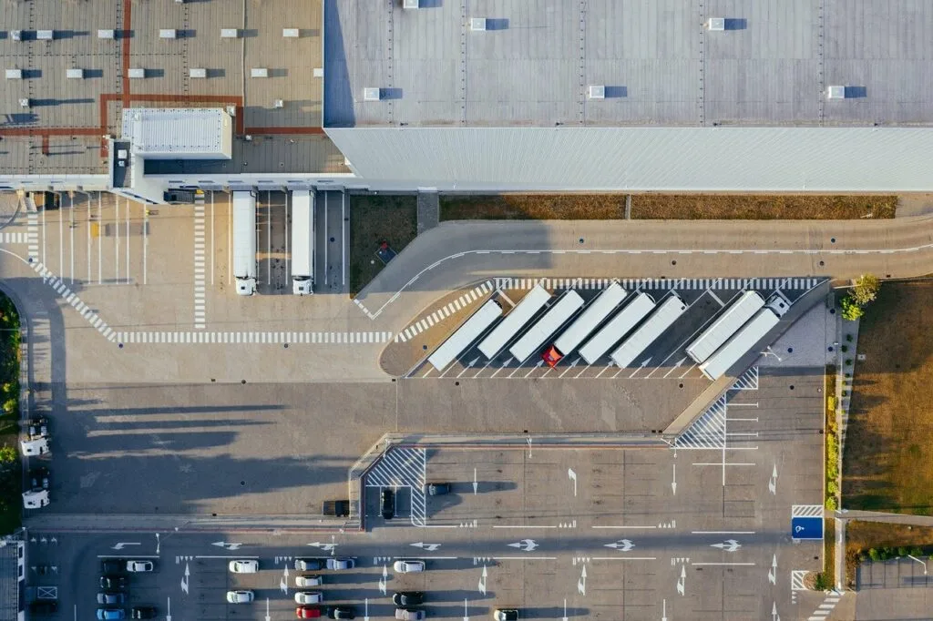 Vedere aeriană a unei zone de încărcare pentru camioane.
